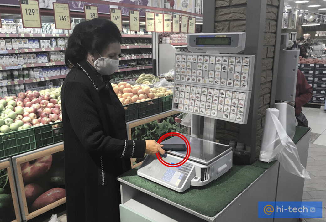 Зачем покупатели в магазинах кладут на весы смартфон