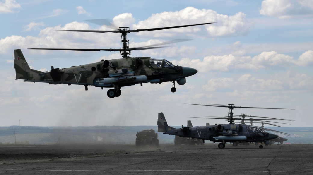 Экипажи Ми-35 и Ми-28 уничтожили замаскированную бронетехнику и компункты ВСУ
