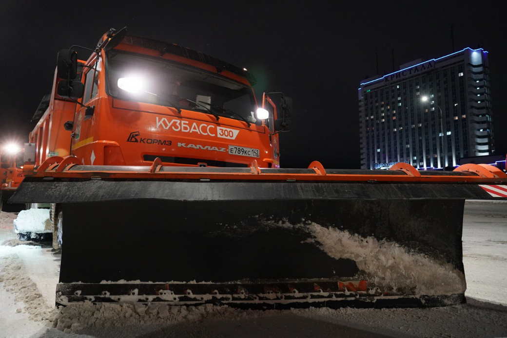 С начала снегоуборочного сезона с автомобильных дорог и дворовых территорий КуZбасса вывезено 340 тысяч кубометров снега С начала снегоуборочного сезона с автомобильных дорог и дворовых территорий КуZбасса вывезено 340 тысяч кубометров снега