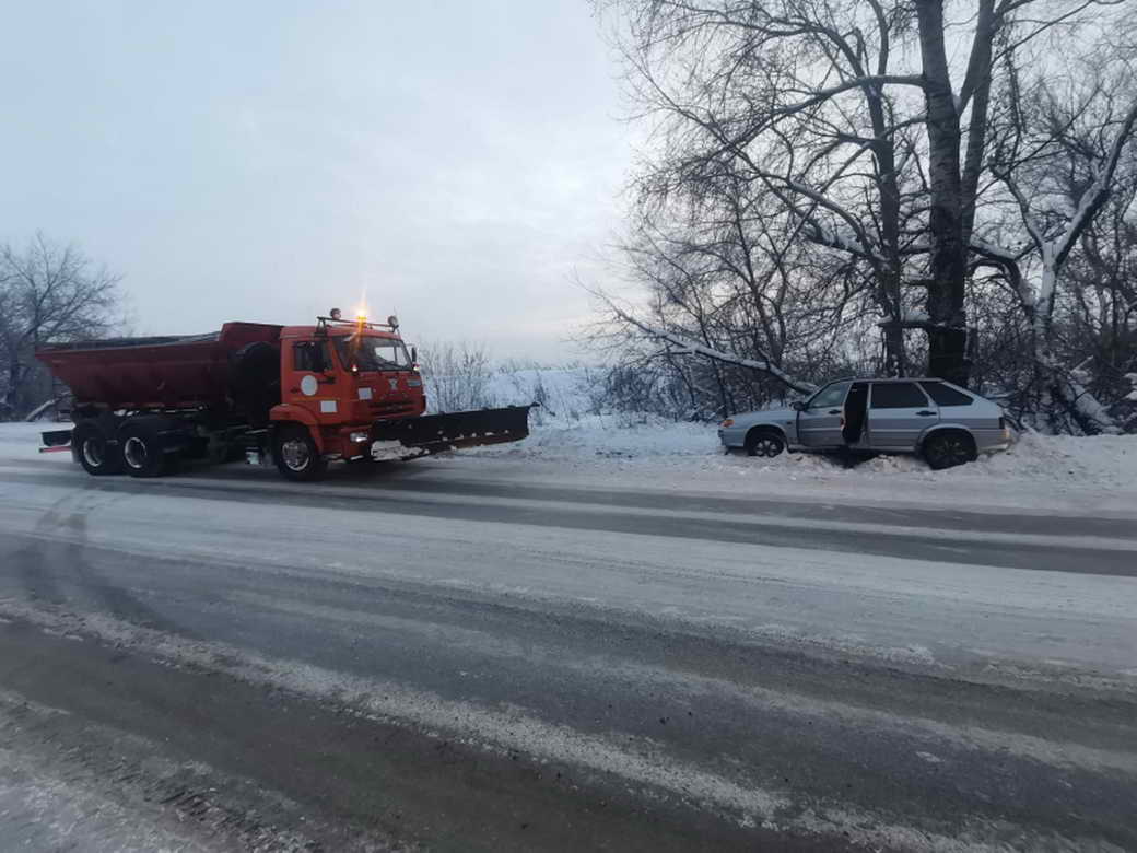 В Ленинске-Кузнецком Кемеровской области полицейские оказали помощь водителю съехавшего в кювет автомобиля В Ленинске-Кузнецком Кемеровской области полицейские оказали помощь водителю съехавшего в кювет автомобиля