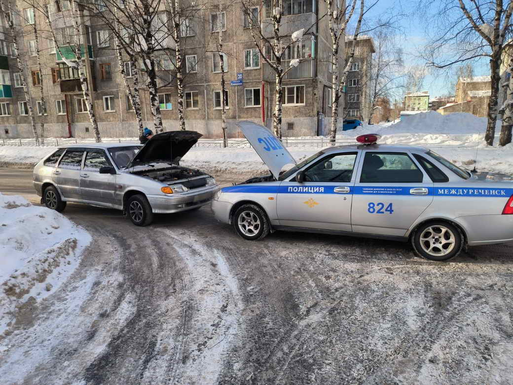 В Междуреченске сотрудники госавтоинспекции оказали помощь водителю, у которого на морозе заглох двигатель автомобиля