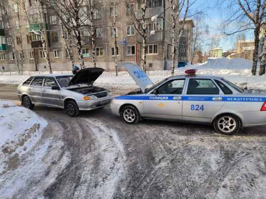В Междуреченске сотрудники госавтоинспекции оказали помощь водителю, у которого на морозе заглох двигатель автомобиля В Междуреченске сотрудники госавтоинспекции оказали помощь водителю, у которого на морозе заглох двигатель автомобиля