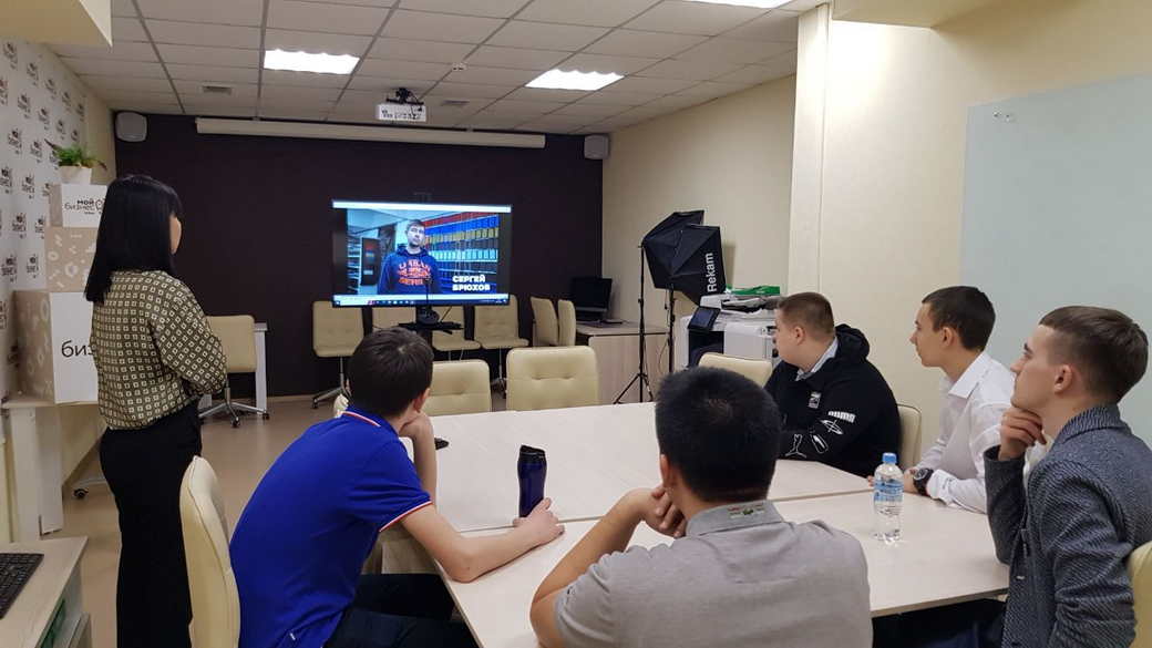 В рамках национального проекта «Малое и среднее предпринимательство и поддержка индивидуальной предпринимательской инициативы» в центре «Мой бизнес» для кемеровских школьников прошла встреча с предпринимателями КуZбасса.  Для ребят провели экскурсию, где они смогли узнать о работе центров кластерного развития, поддержки предпринимательства, регионального центра инжиниринга, которые функционируют на базе Центра «Мой бизнес». Специалисты рассказали, какую помощь и поддержку получают действующие бизнесмены в КуZбассе, в каких проектах принимают участие. Школьники смогли разобраться в существующих бизнес-инструментах, приобрести полезный опыт, ознакомиться с предпринимательской деятельностью.