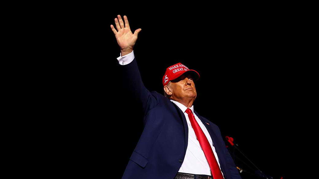 Трамп предложил вооружить американских учителей и проверить трансгендеров