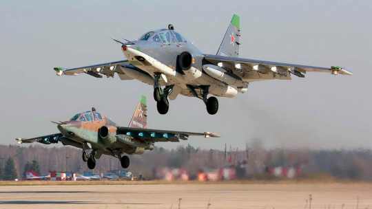 Штурмовики Су-25 уничтожили замаскированные позиции и технику ВСУ Штурмовики Су-25 уничтожили замаскированные позиции и технику ВСУ