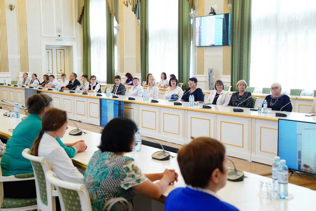 Кузбасских школьников и педагогов наградили по поручению губернатора Сергея Цивилева