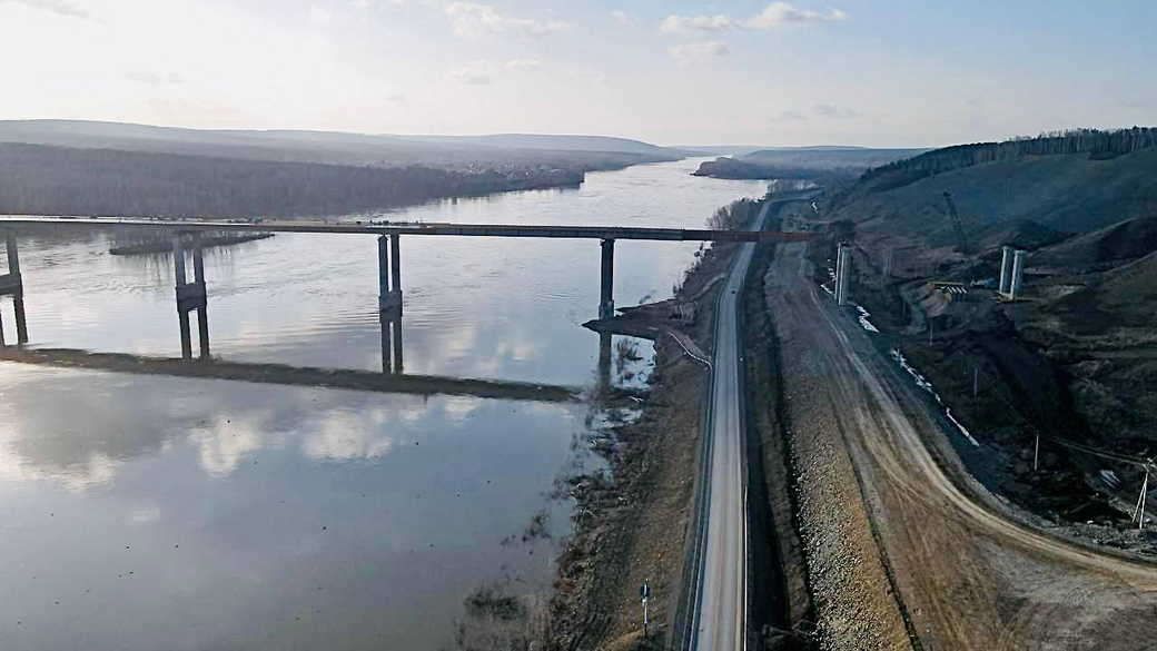 В КуZбассе стартовал девятый этап надвижки пролетов моста через реку Томь