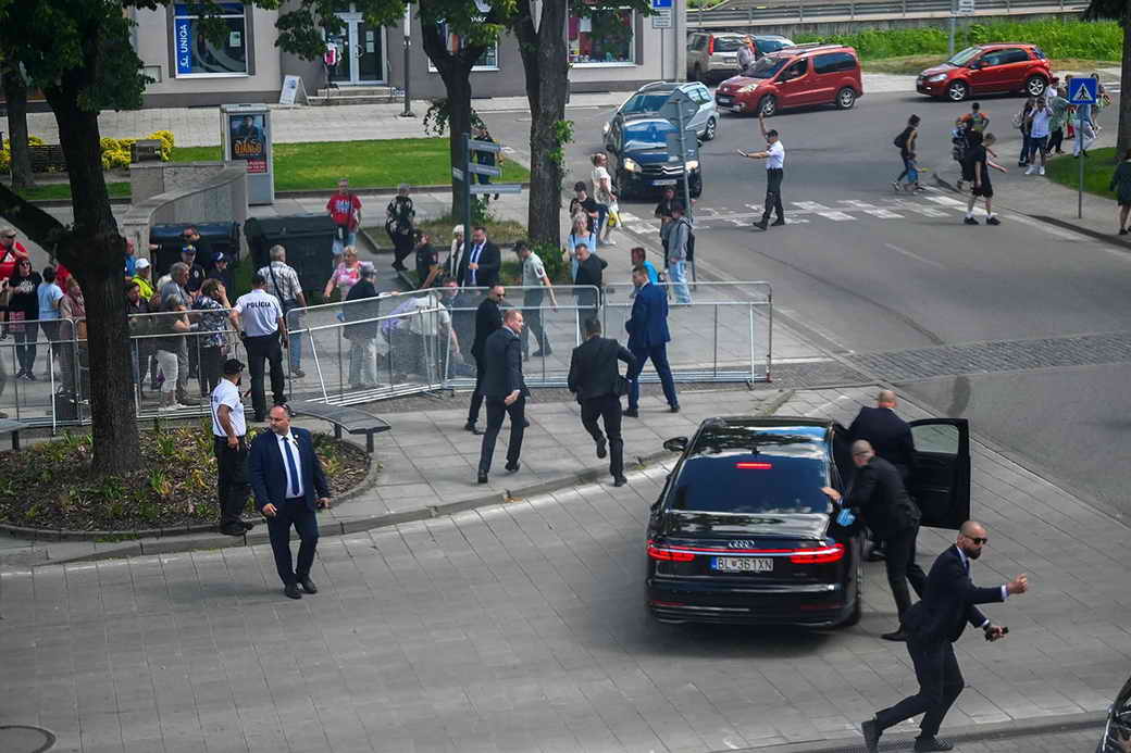 Шеф протокола Кремля предположил, почему охрана не смогла защитить Фицо
