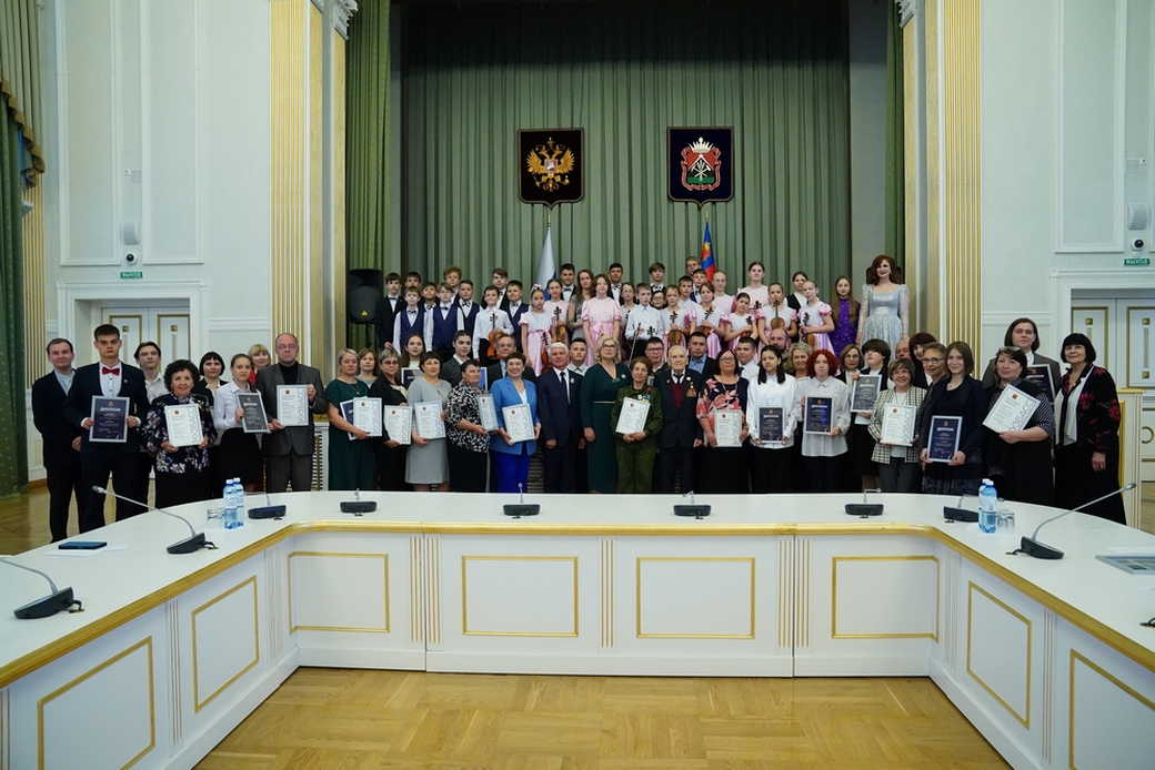 В КуZбассе отметили школьников и студентов, проводящих архивную работу в регионе В КуZбассе отметили школьников и студентов, проводящих архивную работу в регионе