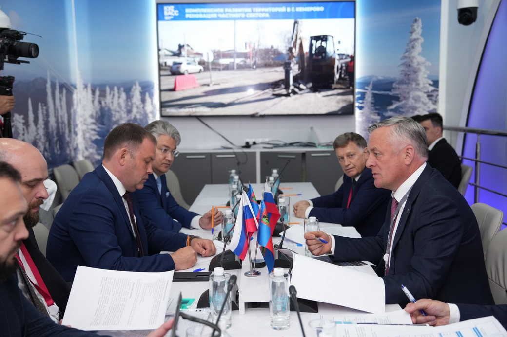 Илья Середюк на ПМЭФ обсудил с руководством ООО «Газпром межрегионгаз» перспективы газификации Кузбасса Илья Середюк на ПМЭФ обсудил с руководством ООО «Газпром межрегионгаз» перспективы газификации Кузбасса
