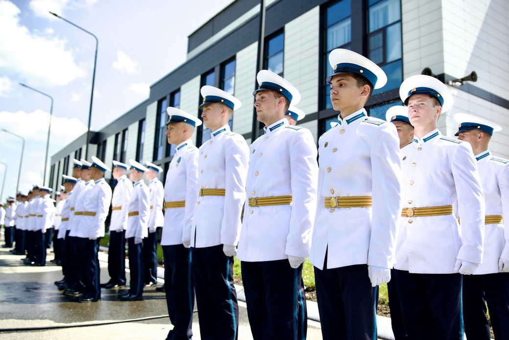 Первые выпускники Кемеровского президентского кадетского училища попрощались со знаменем учебного заведения Первые выпускники Кемеровского президентского кадетского училища попрощались со знаменем учебного заведения