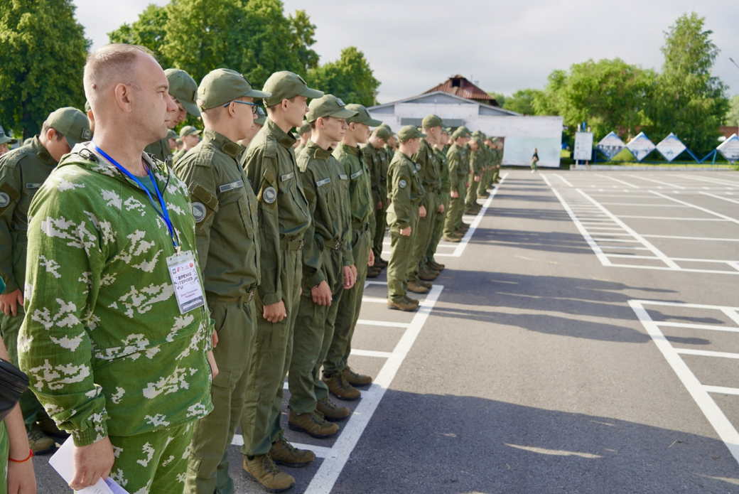200 кузбассовцев в возрасте от 14 до 18 лет заехали на вторую военно-полевую смену «Время юных героев» 200 кузбассовцев в возрасте от 14 до 18 лет заехали на вторую военно-полевую смену «Время юных героев»