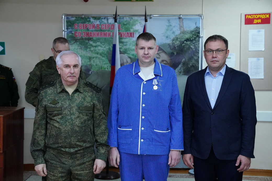 Замглавы Минобороны РФ Виктор Горемыкин и губернатор Кузбасса Илья Середюк посетили военный госпиталь в Юрге Замглавы Минобороны РФ Виктор Горемыкин и губернатор Кузбасса Илья Середюк посетили военный госпиталь в Юрге