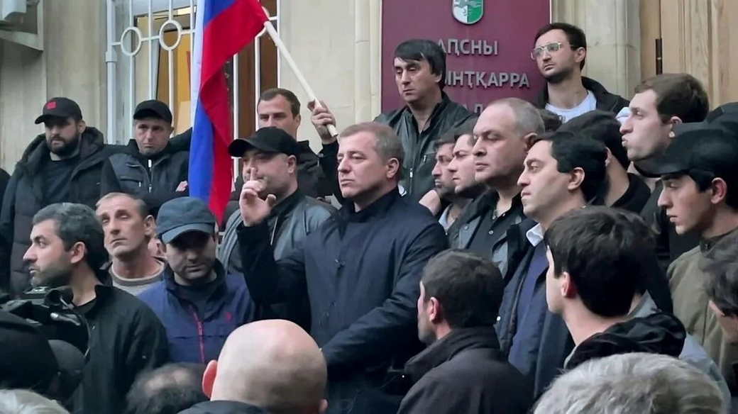 Абхазская оппозиция предложила президенту компромисс