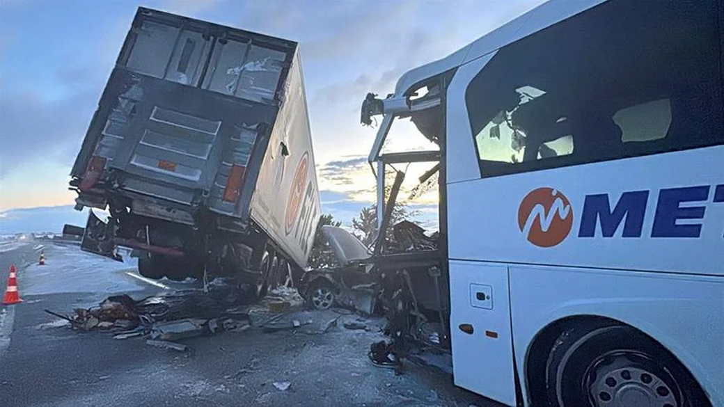 В ДТП с автобусом на западе Турции пострадали 30 человек