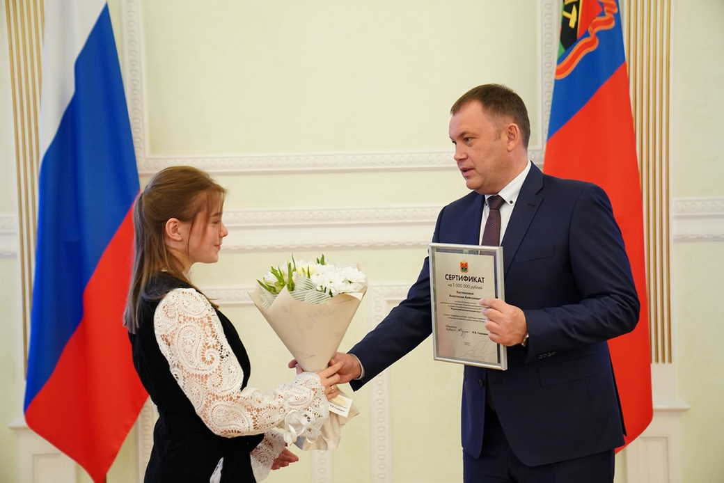 Илья Середюк вручил сертификаты на один миллион рублей учителям сел и малых городов Илья Середюк вручил сертификаты на один миллион рублей учителям сел и малых городов