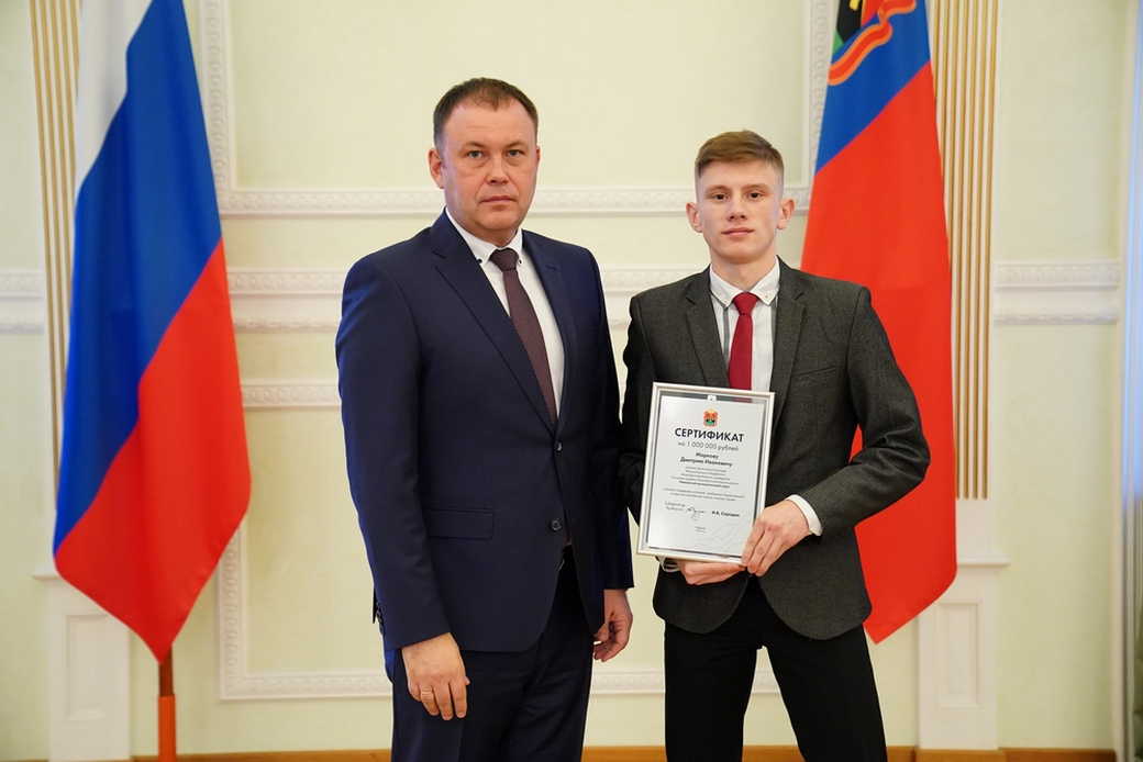 Илья Середюк вручил сертификаты на один миллион рублей учителям сел и малых городов Илья Середюк вручил сертификаты на один миллион рублей учителям сел и малых городов