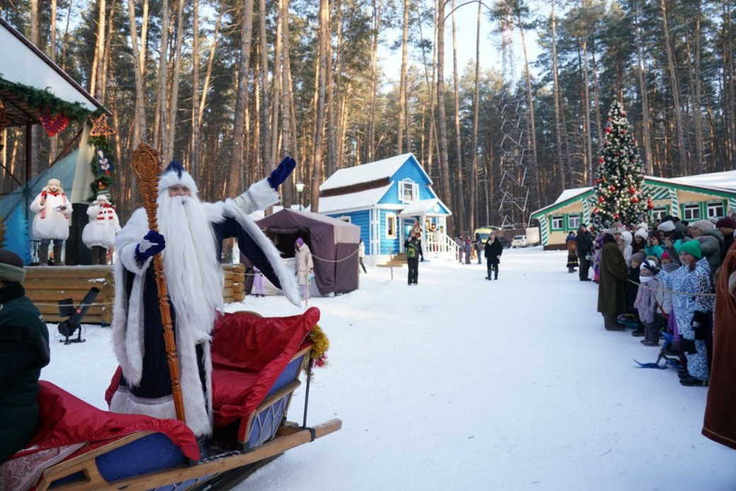 В Кузбассе зажгли главные новогодние елки, открыли резиденцию Деда Мороза и визит-центры В Кузбассе зажгли главные новогодние елки, открыли резиденцию Деда Мороза и визит-центры