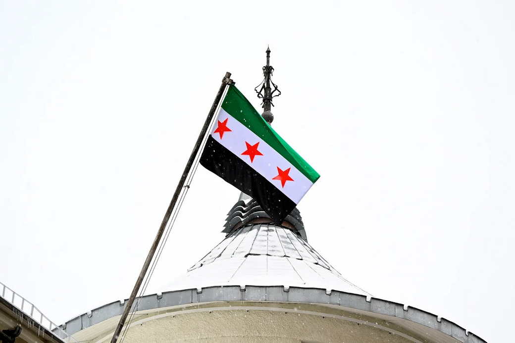 Флаг сирийской оппозиции поднят над посольством Сирии в РФ