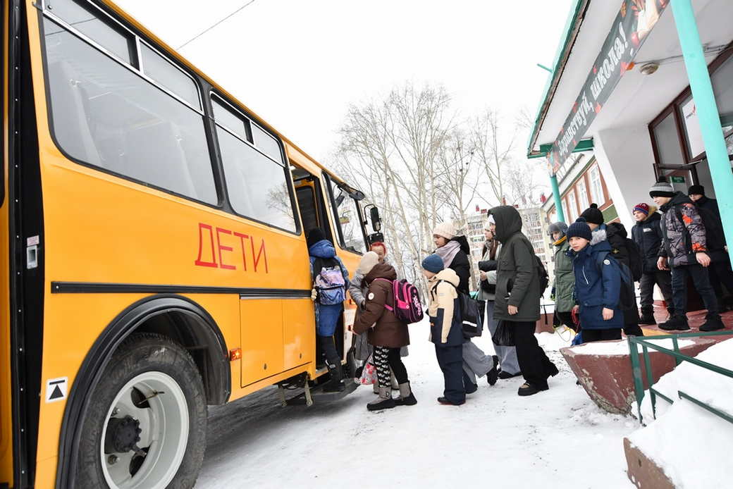 В Кузбасс поступили 50 новых школьных автобусов В Кузбасс поступили 50 новых школьных автобусов