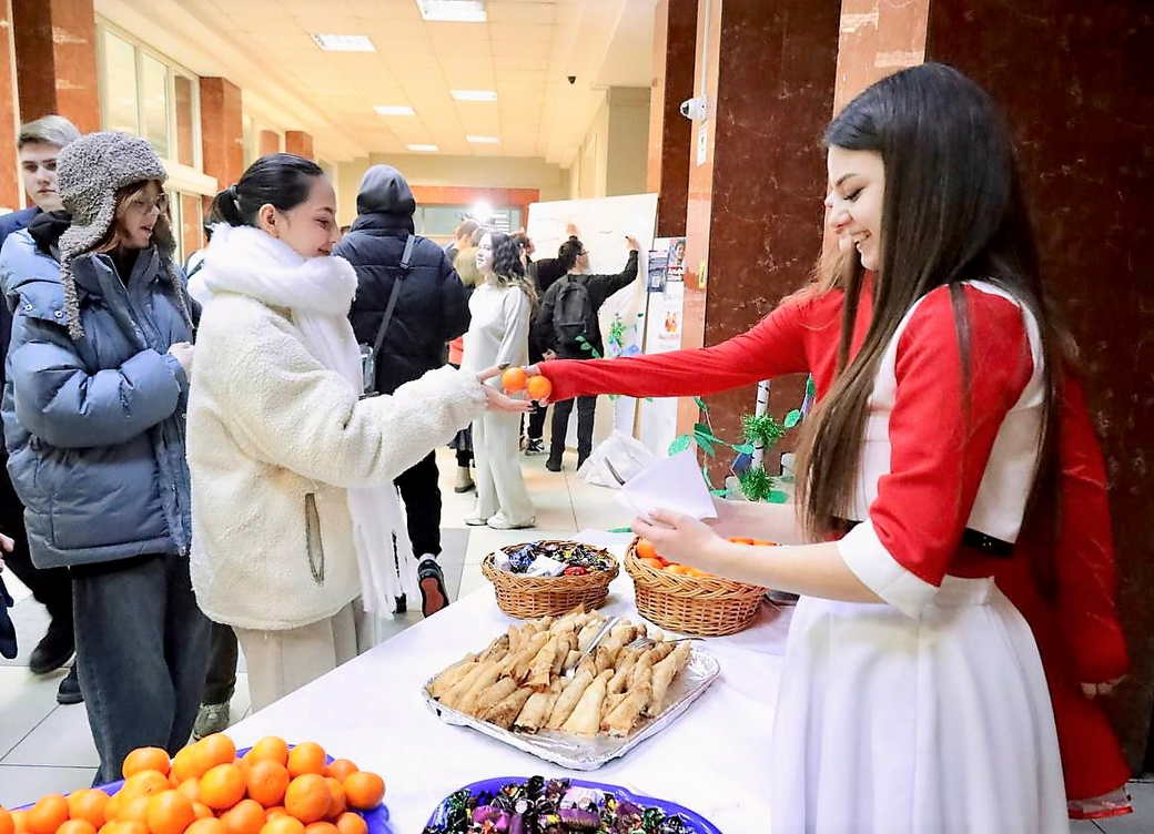 В Кузбассе студентов сегодня встречают мандаринами и сладостями