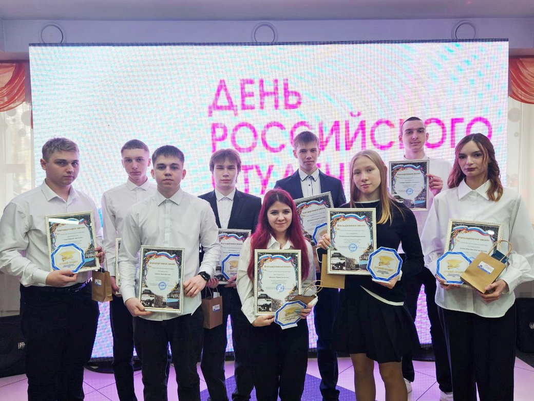 В Кузбассе студентов сегодня встречают мандаринами и сладостями В Кузбассе студентов сегодня встречают мандаринами и сладостями