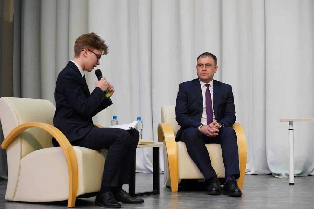 Илья Середюк поздравил школьников Кузбасса с первыми успехами в науке