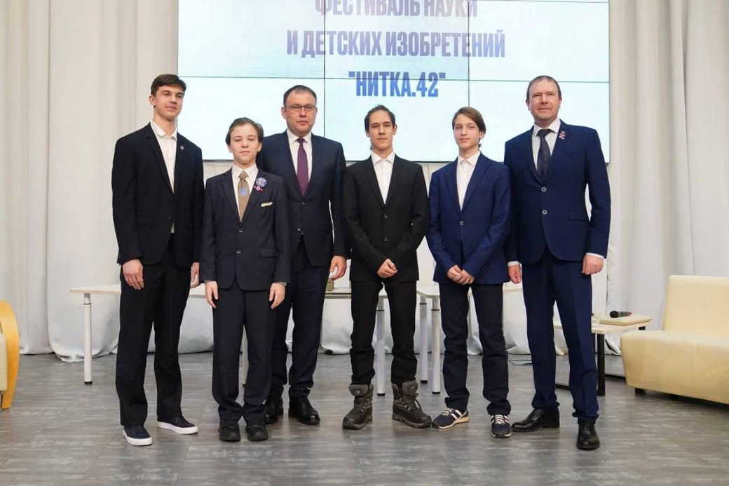 Илья Середюк поздравил школьников Кузбасса с первыми успехами в науке
