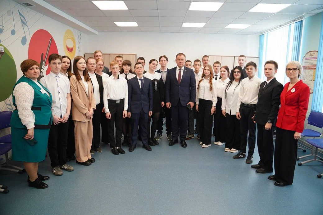 Илья Середюк посетил капитально отремонтированную школу в Чебулинском округе