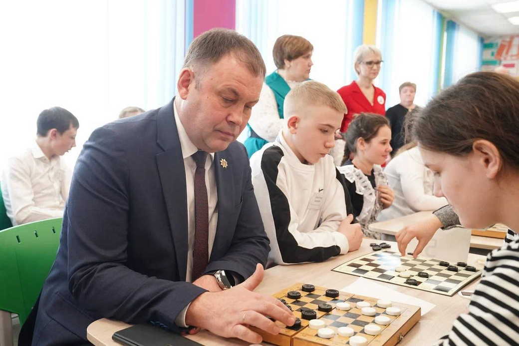 Илья Середюк посетил капитально отремонтированную школу в Чебулинском округе