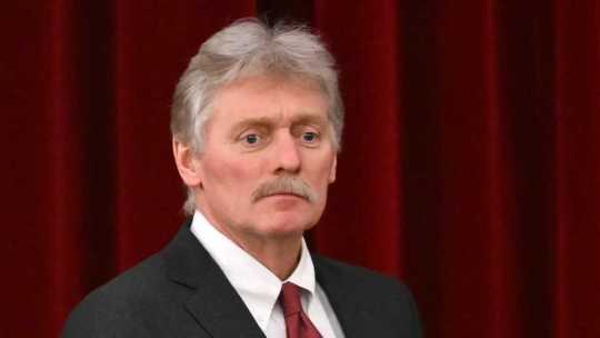 Песков прокомментировал фото Зеленского на фоне картины с горящим Кремлем
