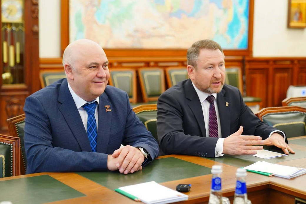 Илья Середюк поздравил ветерана СВО Василия Винникова с назначением на руководящую должность