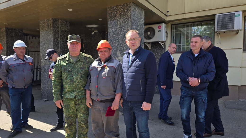 Губернатор Илья Середюк вручил награды коммунальщикам Кузбасса, работающим на восстановлении Горловки Губернатор Илья Середюк вручил награды коммунальщикам Кузбасса, работающим на восстановлении Горловки