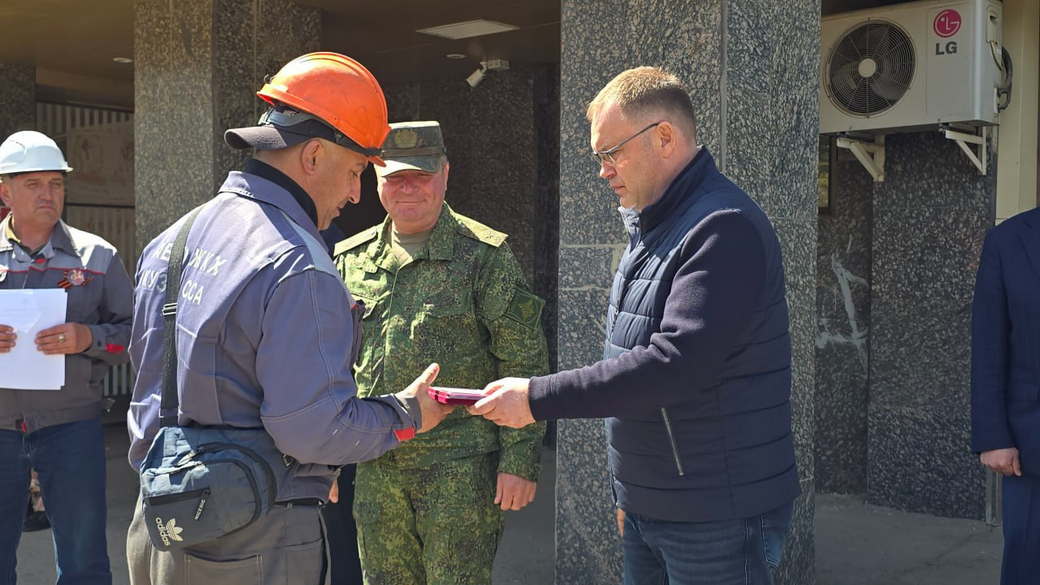 Губернатор Илья Середюк вручил награды коммунальщикам Кузбасса, работающим на восстановлении Горловки Губернатор Илья Середюк вручил награды коммунальщикам Кузбасса, работающим на восстановлении Горловки