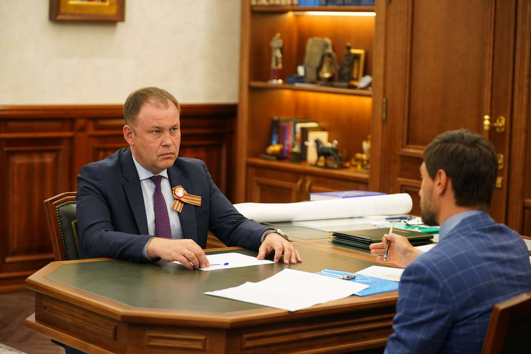 Губернатор Илья Середюк провел рабочую встречу с сенатором РФ Алексеем Синицыным Губернатор Илья Середюк провел рабочую встречу с сенатором РФ Алексеем Синицыным