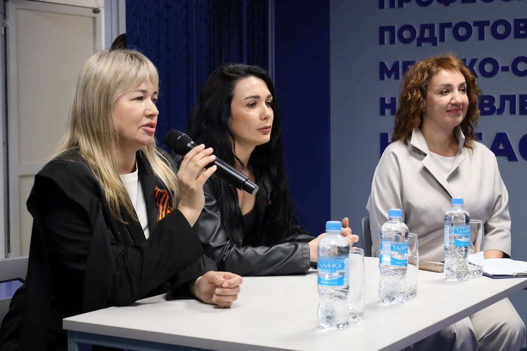 Кузбасские медсестры рассказали молодежи о работе в прифронтовой Горловке