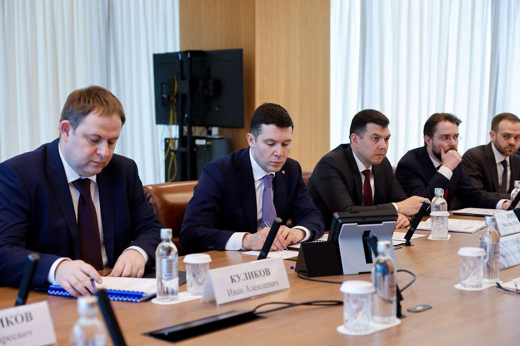 Губернатор Илья Середюк провел рабочую встречу с Министром промышленности и торговли РФ Антоном Алихановым Губернатор Илья Середюк провел рабочую встречу с Министром промышленности и торговли РФ Антоном Алихановым