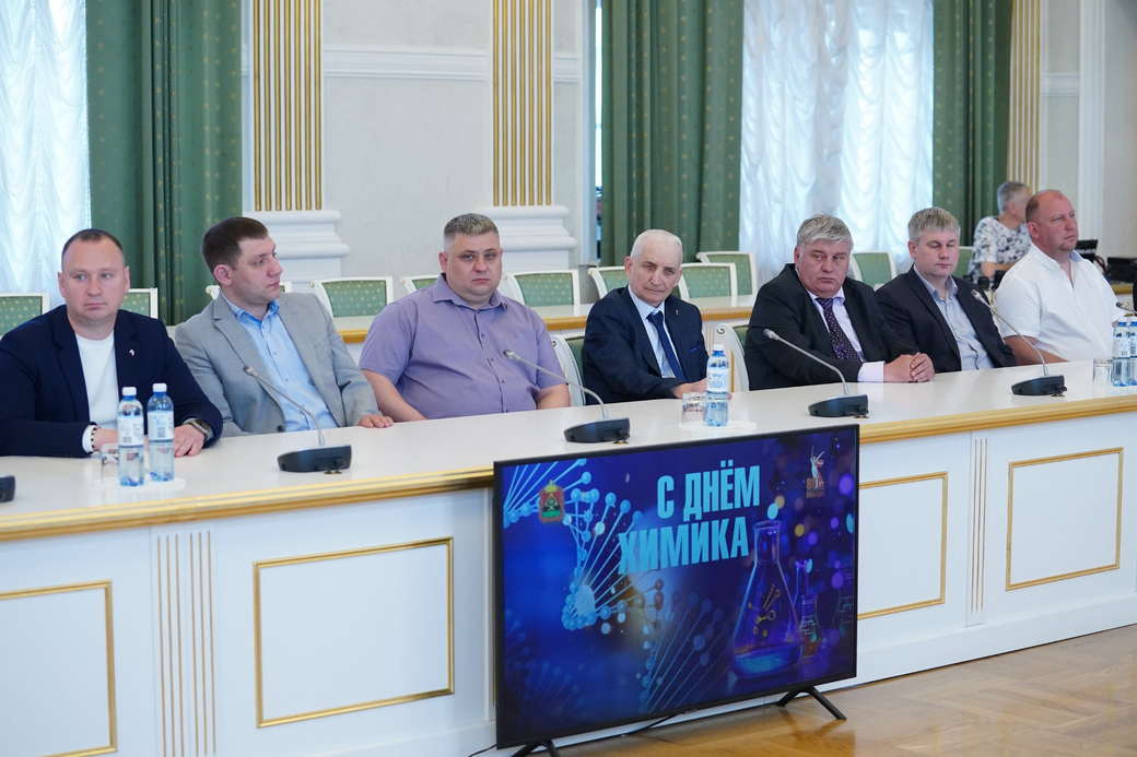 Работники химической отрасли Кузбасса отмечены наградами Работники химической отрасли Кузбасса отмечены наградами