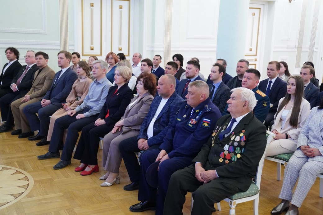 Губернатор Илья Середюк вручил государственные и областные награды жителям региона