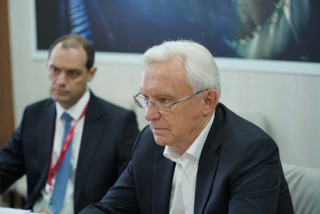 Губернатор Илья Середюк обсудил с руководством ПАО «КАМАЗ» планы по обновлению автобусного парка Кузбасса Губернатор Илья Середюк обсудил с руководством ПАО «КАМАЗ» планы по обновлению автобусного парка Кузбасса