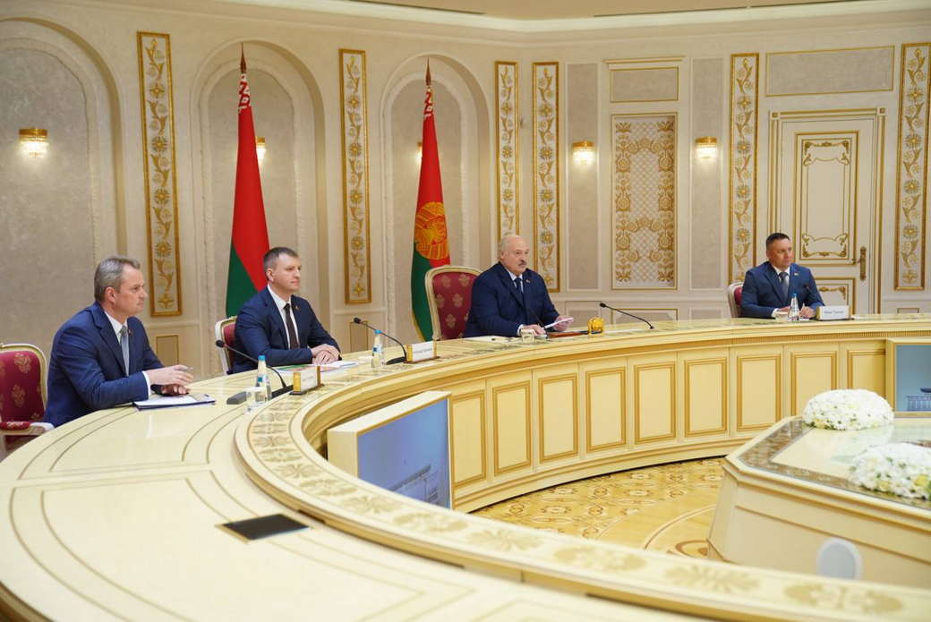 Президент Республики Беларусь Александр Лукашенко и губернатор Кузбасса Илья Середюк провели рабочую встречу Президент Республики Беларусь Александр Лукашенко и губернатор Кузбасса Илья Середюк провели рабочую встречу