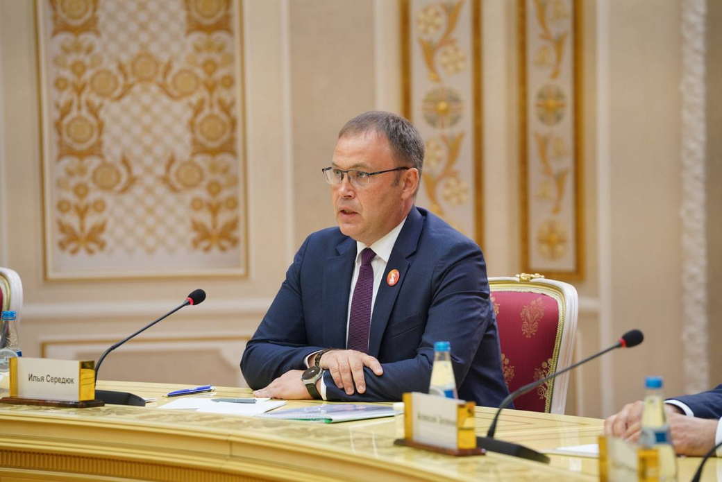 Президент Республики Беларусь Александр Лукашенко и губернатор Кузбасса Илья Середюк провели рабочую встречу Президент Республики Беларусь Александр Лукашенко и губернатор Кузбасса Илья Середюк провели рабочую встречу