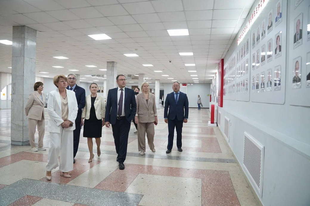 Илья Середюк поздравил выпускников Кемеровского медуниверситета с получением дипломов и пригласил их работать в больницы Кузбасса