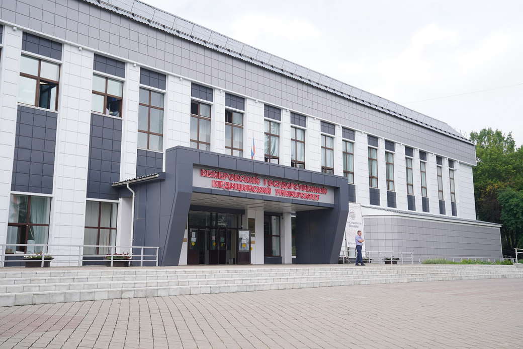 Илья Середюк поздравил выпускников Кемеровского медуниверситета с получением дипломов и пригласил их работать в больницы Кузбасса