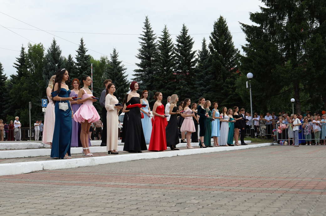 Для 9 265 кузбасских одиннадцатиклассников проходят выпускные балы