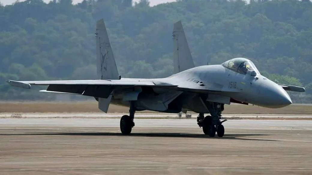 Китай представил новый истребитель J-15DT