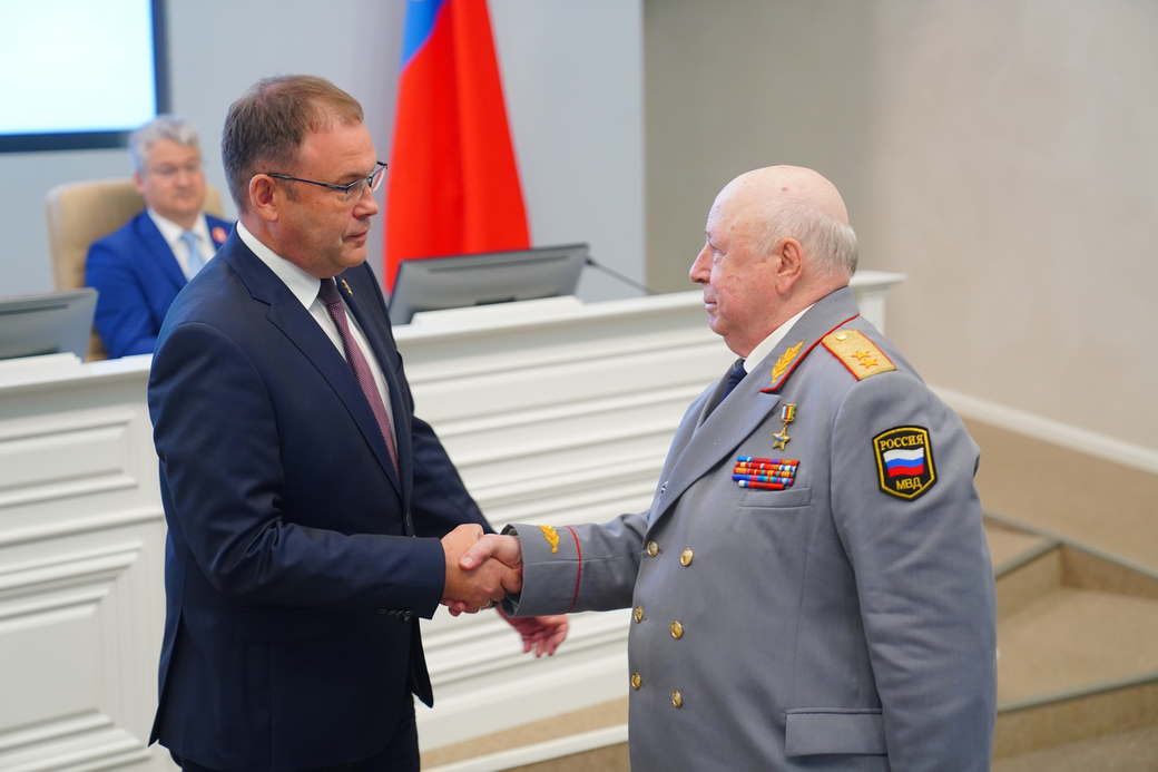 Илья Середюк вручил Анатолию Виноградову золотую звезду Героя Кузбасса Илья Середюк вручил Анатолию Виноградову золотую звезду Героя Кузбасса