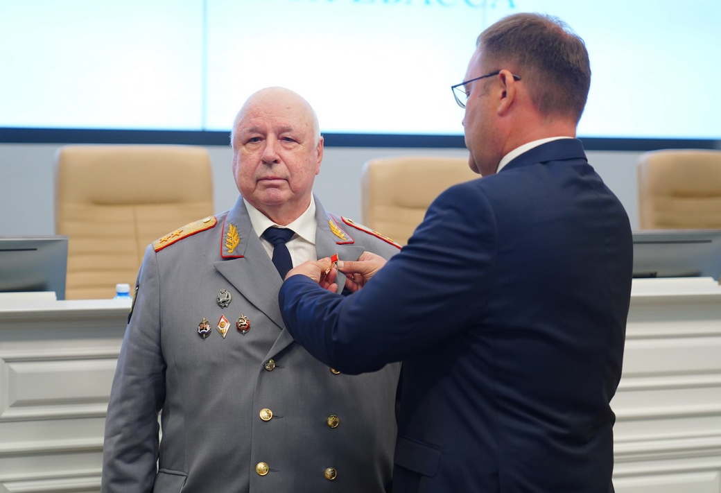 Илья Середюк вручил Анатолию Виноградову золотую звезду Героя Кузбасса Илья Середюк вручил Анатолию Виноградову золотую звезду Героя Кузбасса