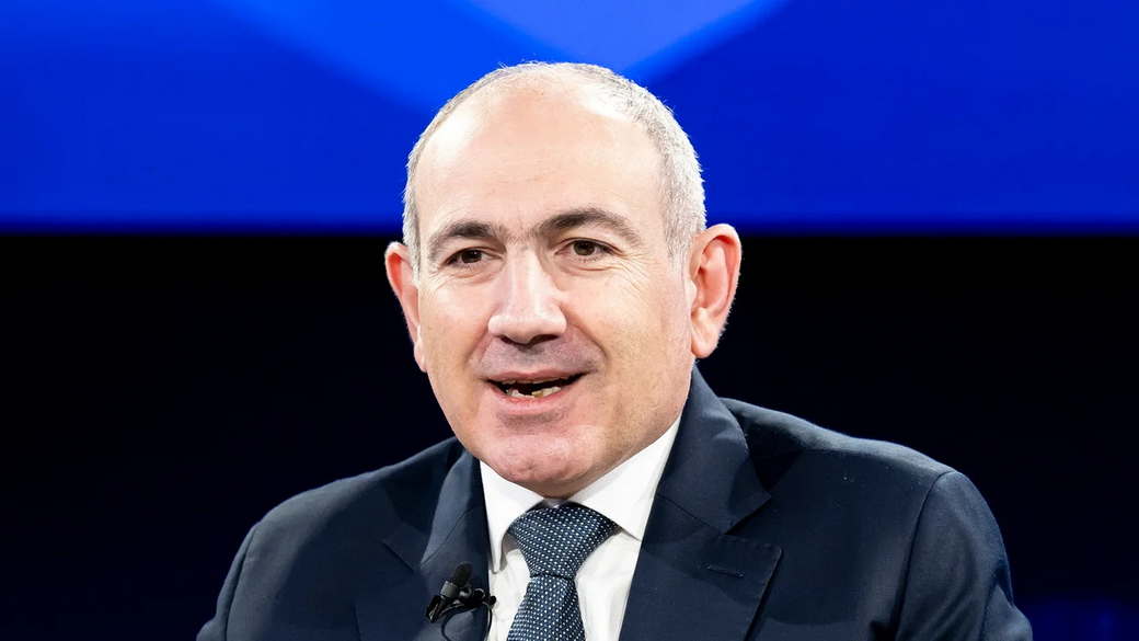Пашинян призвал готовиться к изгнанию католикоса из его резиденции