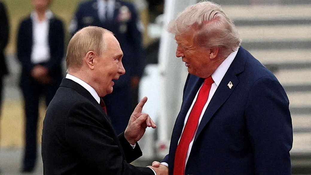 Трамп после разговора с лидерами ЕС разместил фотографию с Путиным на Аляске